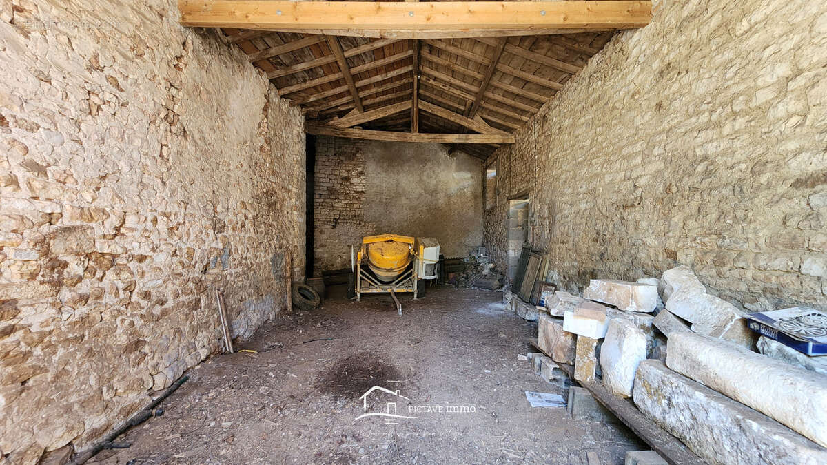Maison indépendante avec vie de plain-pied et nombreuses dépendances - photo 9