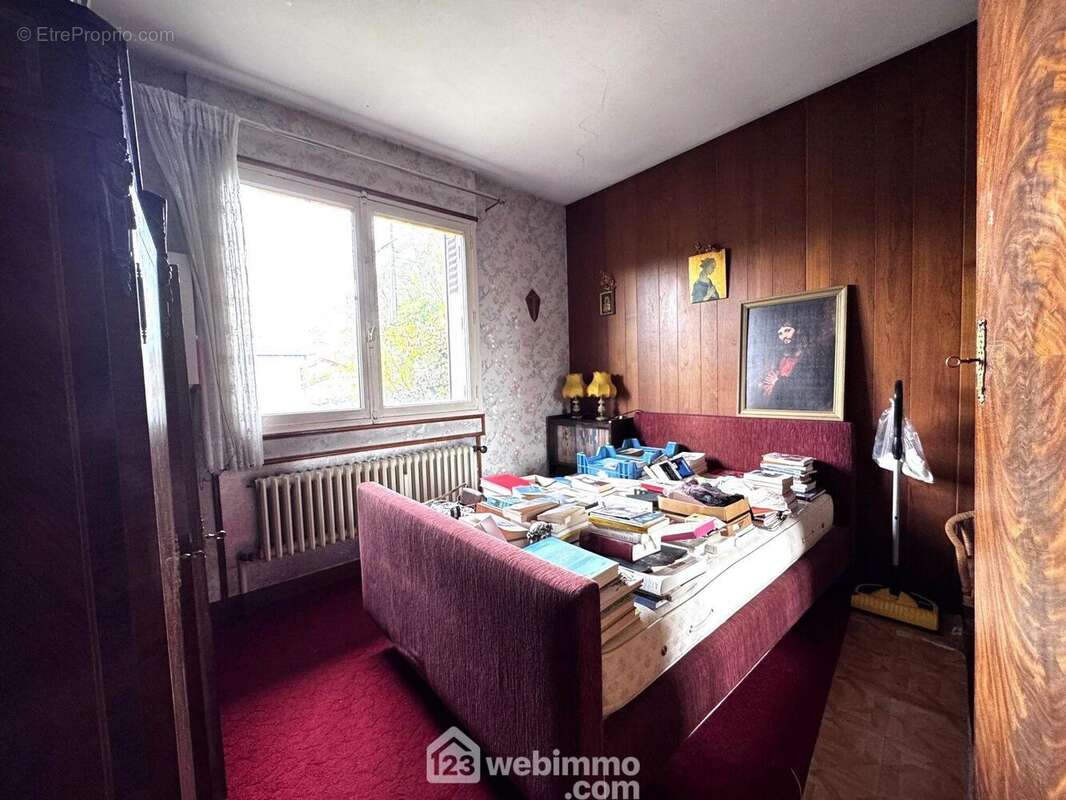 Les trois chambres sont de plain pied. Voici la première chambre... - Maison à VILLABE