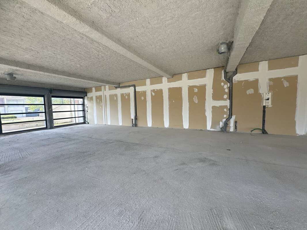 Commerce à LA SALVETAT-SAINT-GILLES