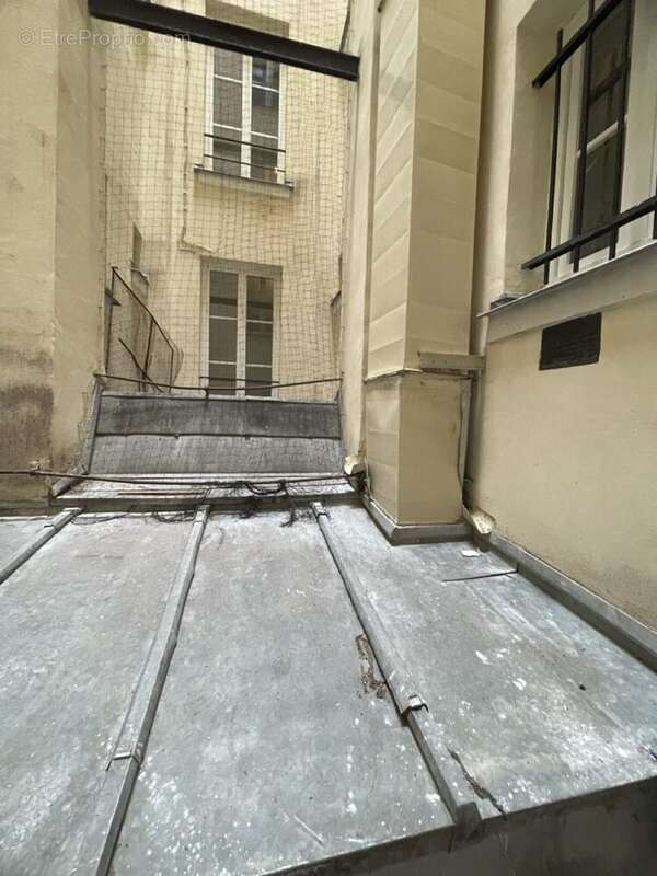Autre à PARIS-11E