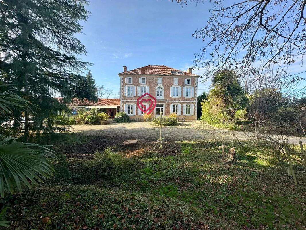 Propriété de Prestige avec Gîtes, Piscine et Fort Potentiel Touristique à Vendre près de Nogaro, Gers (Occitanie) - photo 3