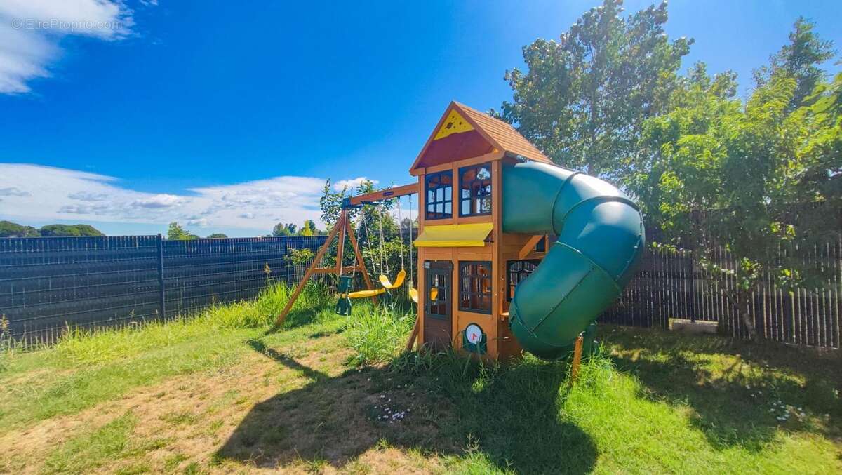 Maison à SAINT-CHAPTES