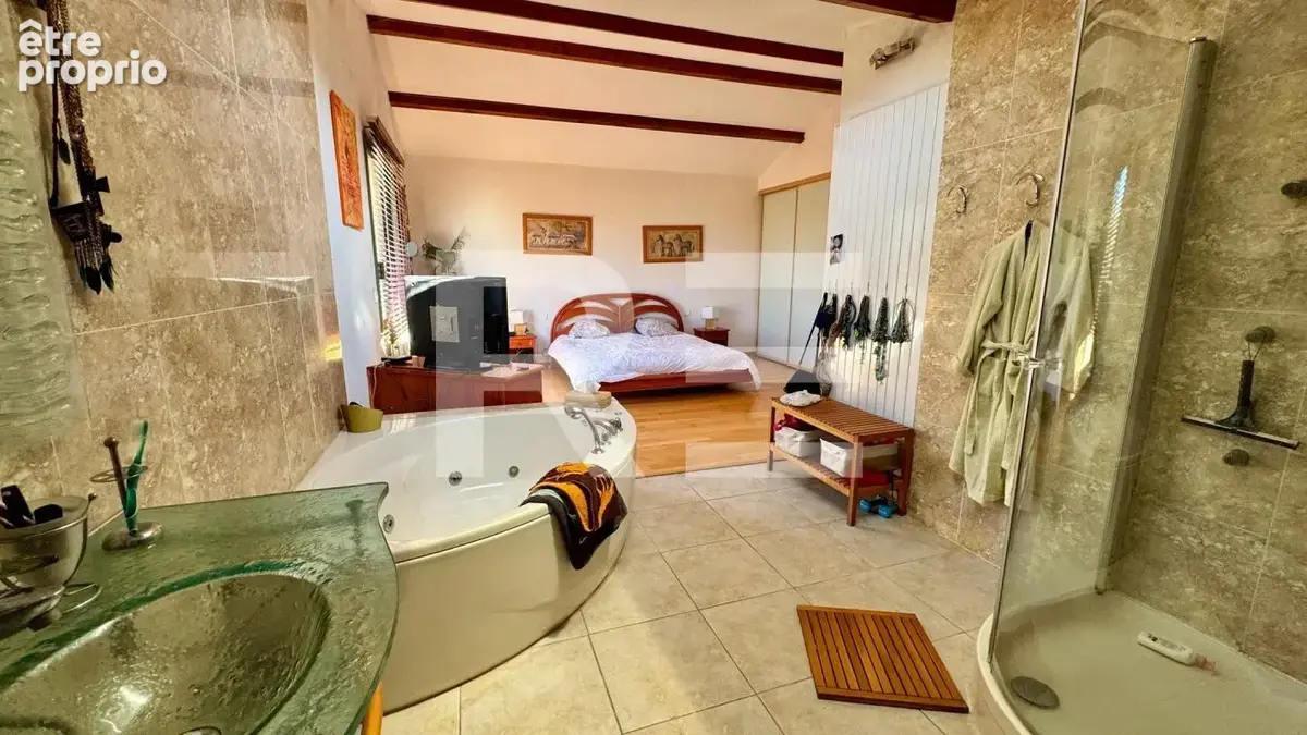 Maison atypique, piscine, jardin, double garage, atelier - photo 12