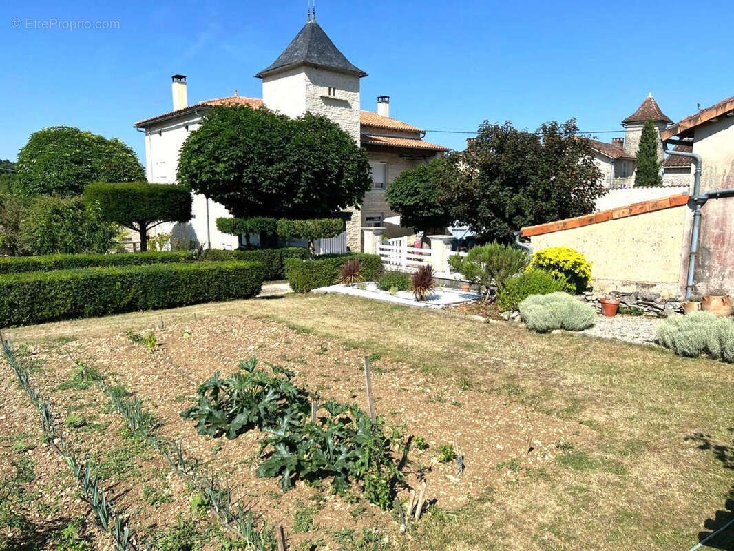OVERVIEW - Maison à BARRO