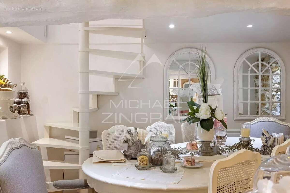 Appartement à CHATEAUNEUF-GRASSE