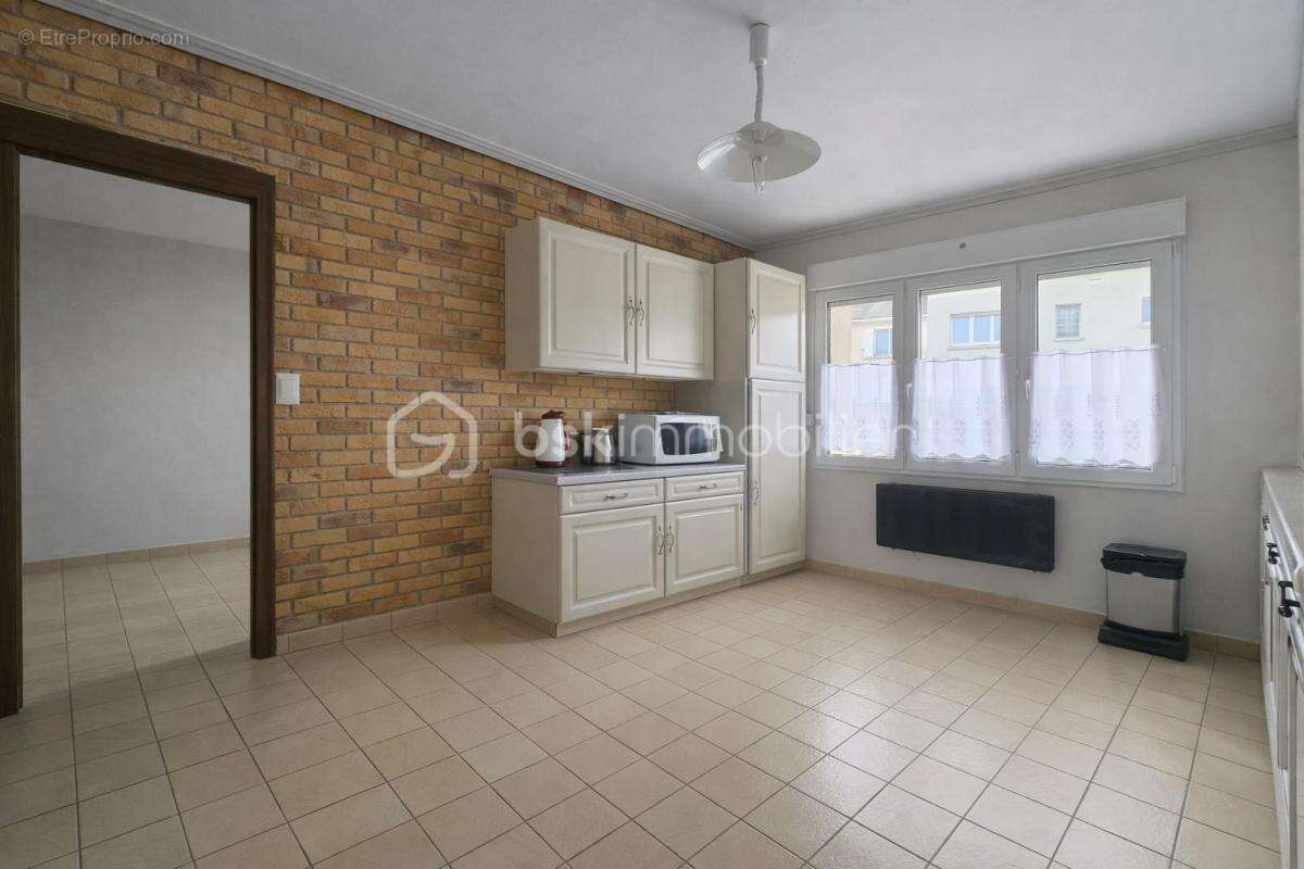 La Verrière – Maison individuelle 98 m² – 3 chambres – Terrain clos de 270 m² – Garage et annexes - photo 5