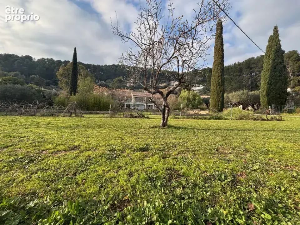 Terrain à SOLLIES-PONT