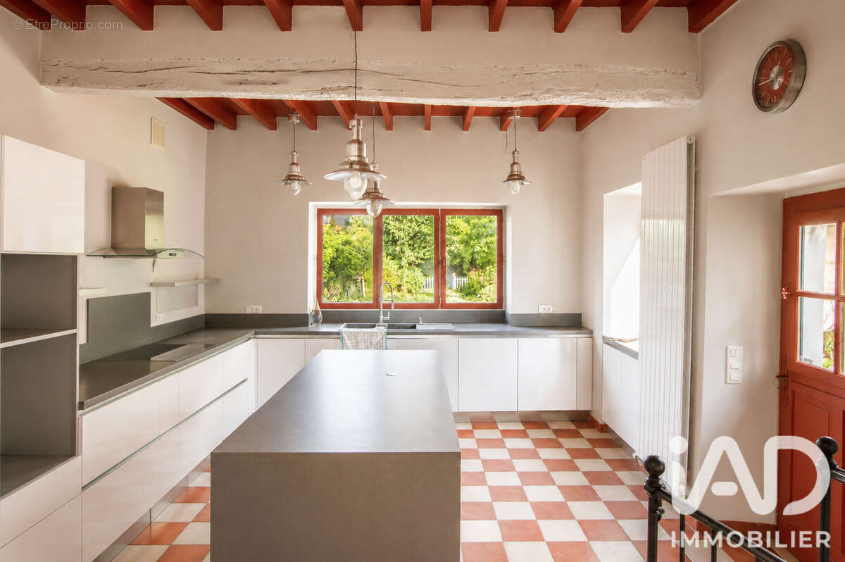 Maison 295 m² à Linas  - photo 7