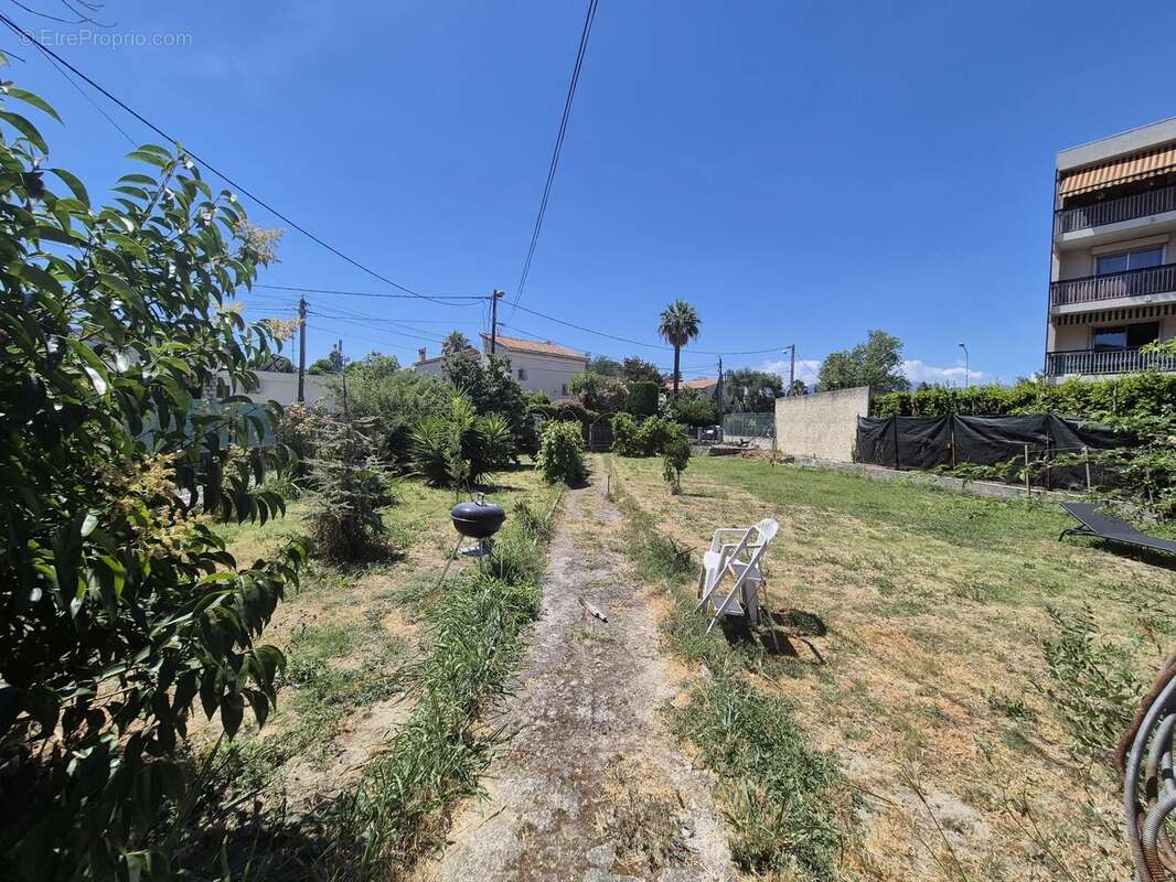 Cagnes-sur-mer - propriété de 2 maisons - terrain plat de 2 400 m² - photo 9
