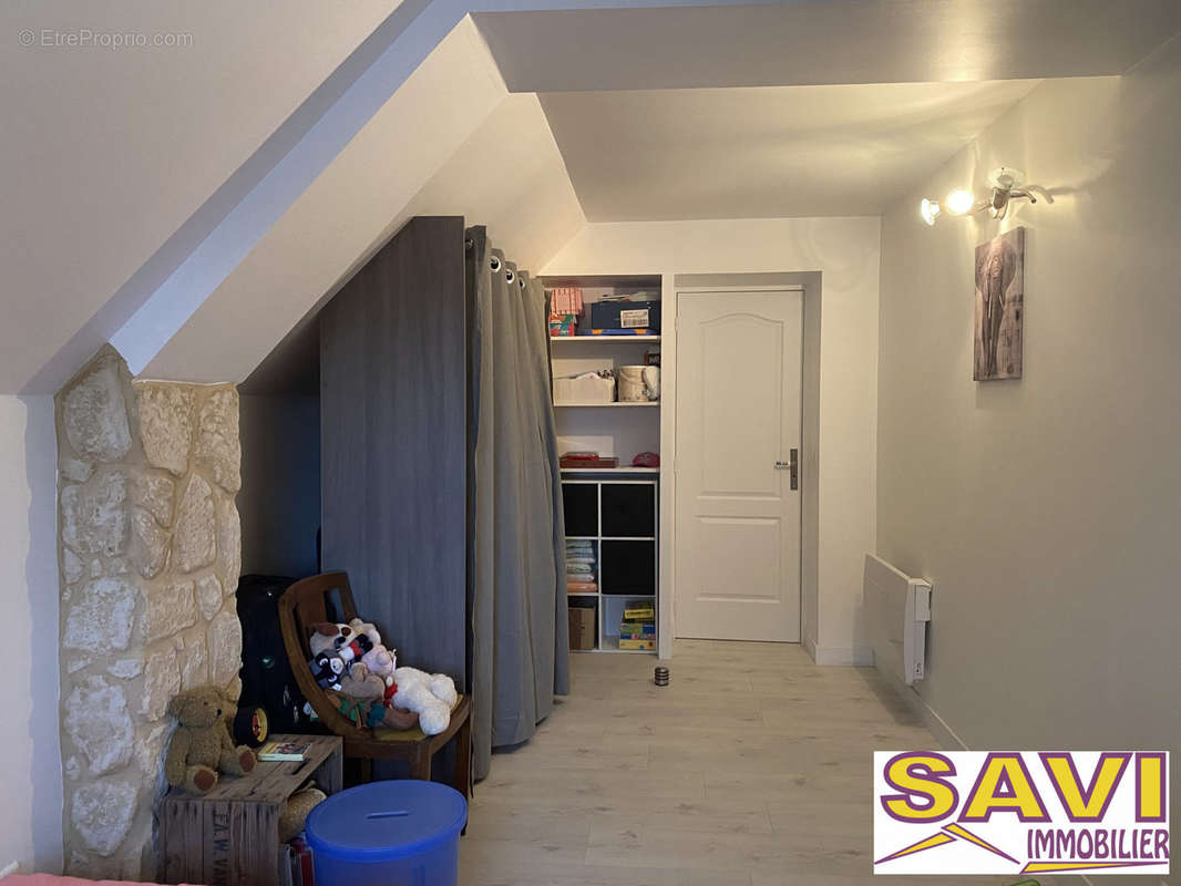 chambre 1 avec dressing - Maison à PERS-EN-GATINAIS