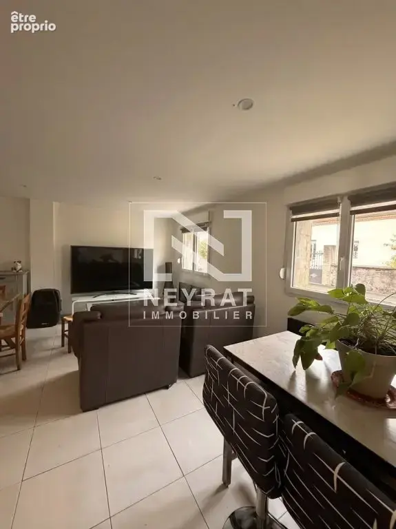 Maison de plain-pied entièrement rénovée avec garage et cour - photo 1