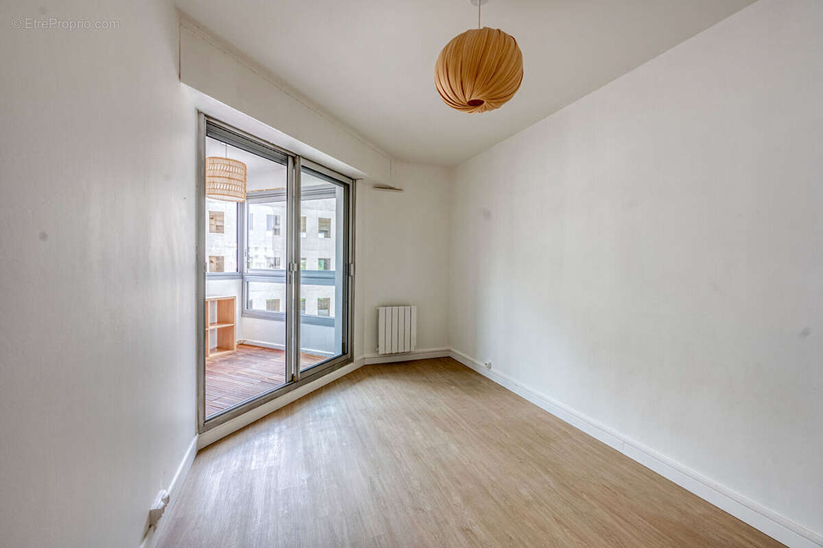 Grand 3 pièces de 72 m²  avec 42 m² de séjour , loggia, cave et Parking inclus ! - photo 6