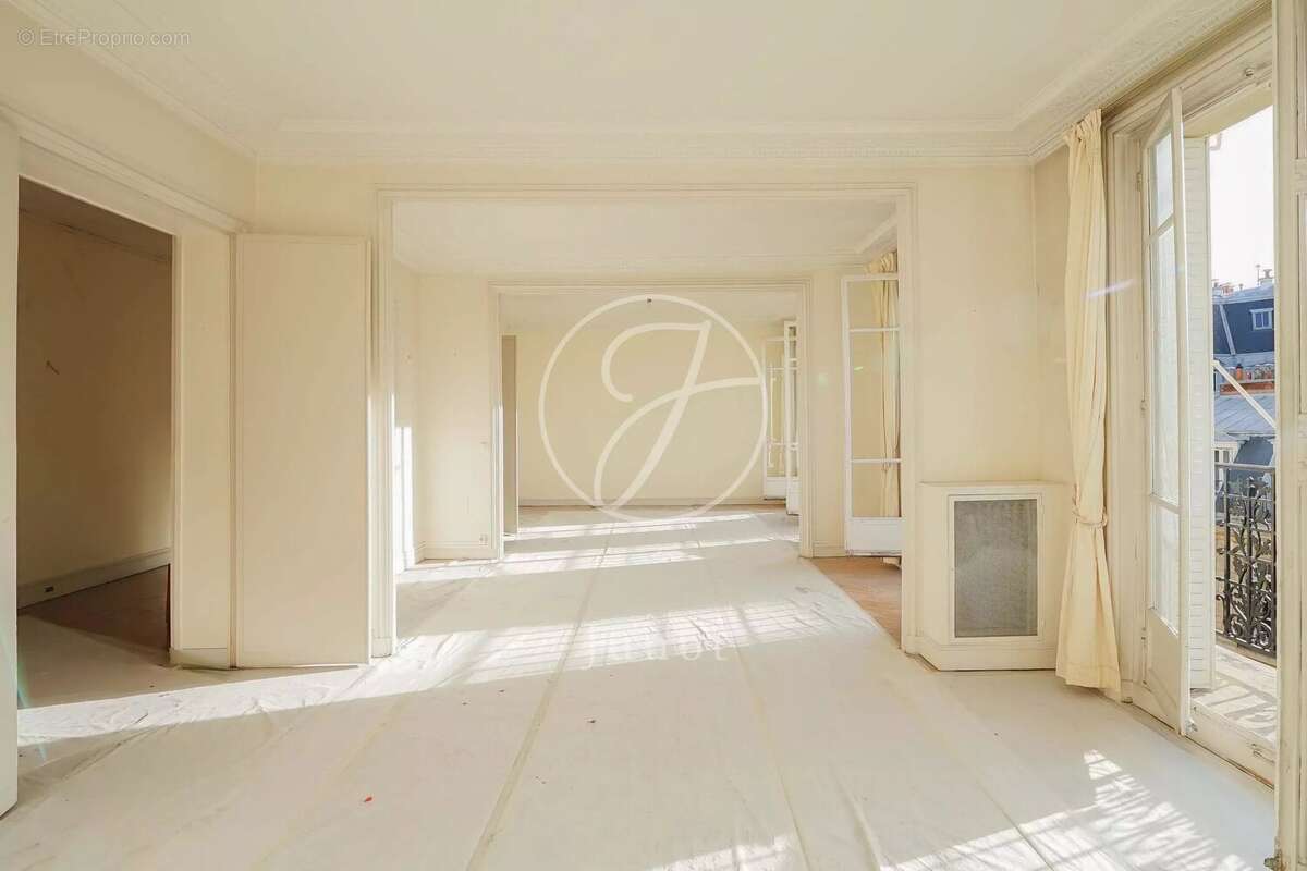 Appartement à PARIS-16E