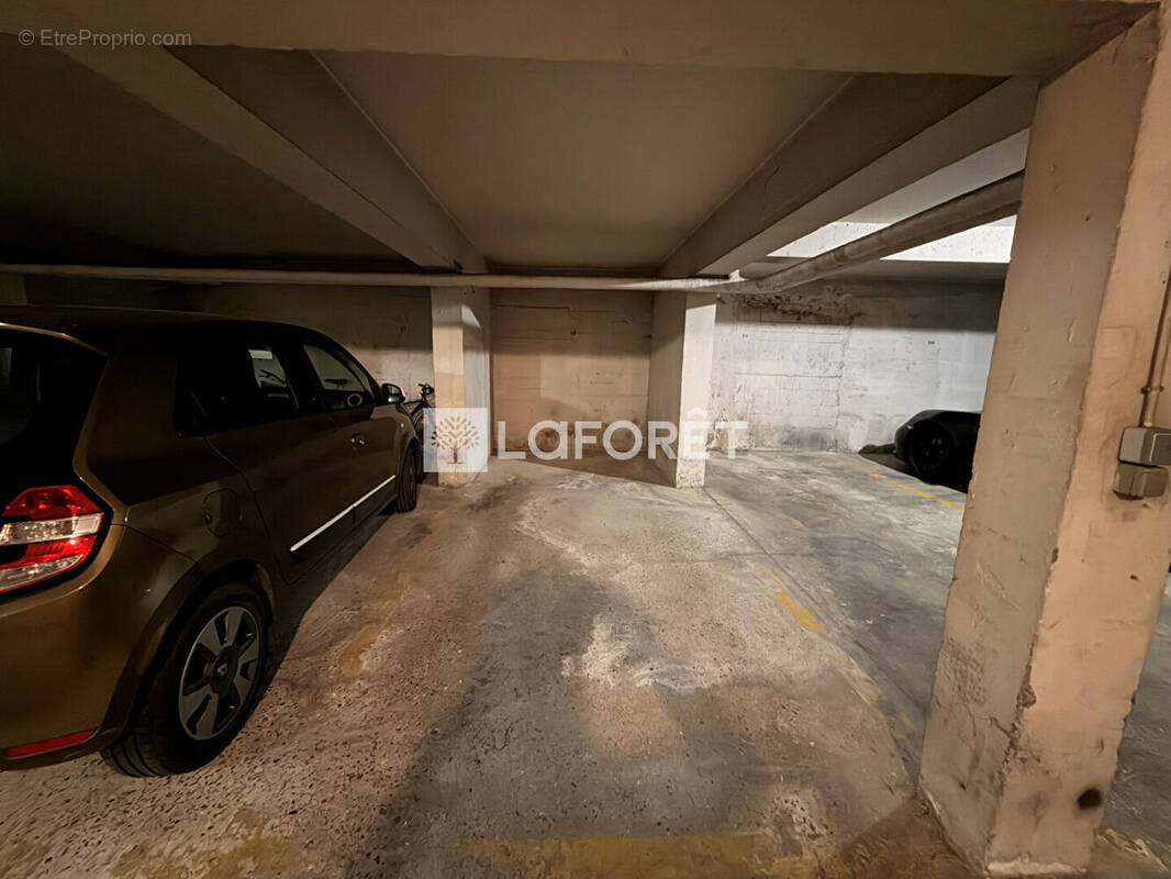 Parking à PARIS-16E