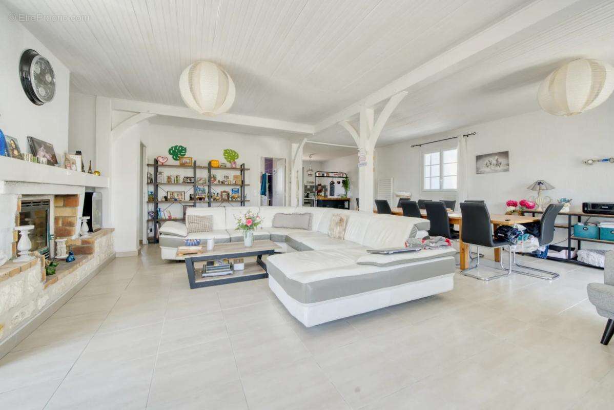 Maison de 6 pièces de 176 m² à Bussac-sur-Charente - photo 2