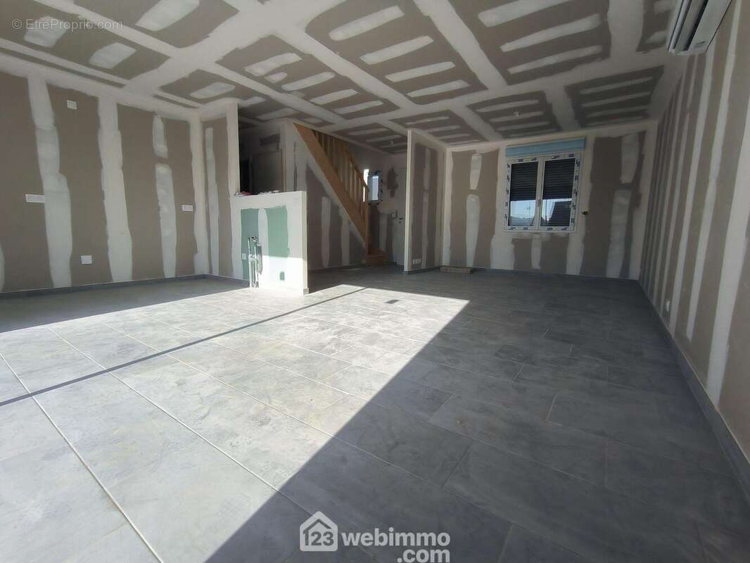 La pièce de vie très lumineuse de 38 m² avec finition de peinture.... - Maison à PARGNY-FILAIN