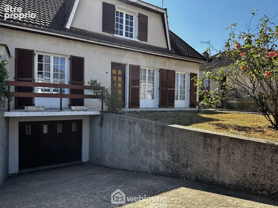 Elle offre 112 m2 habitables répartis sur 2 niveaux.