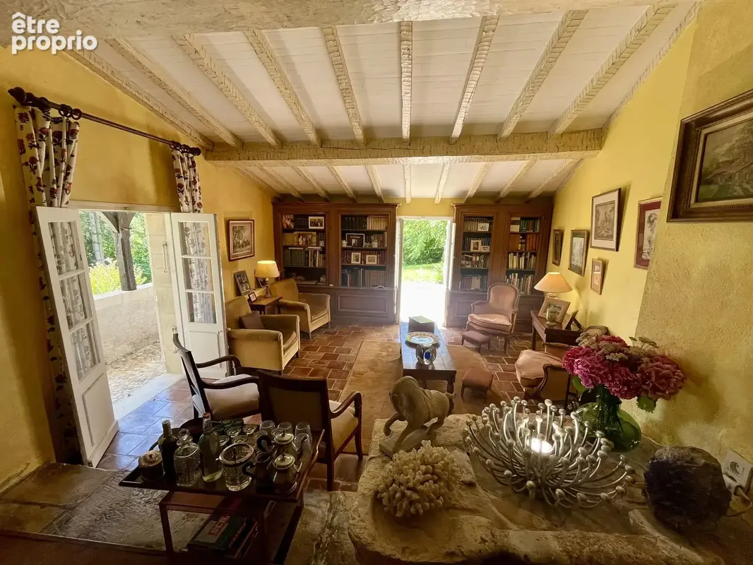 Belle propriété à rénover, comprenant un logement d'amis et offrant une vue sur un vallon boisé. - photo 4