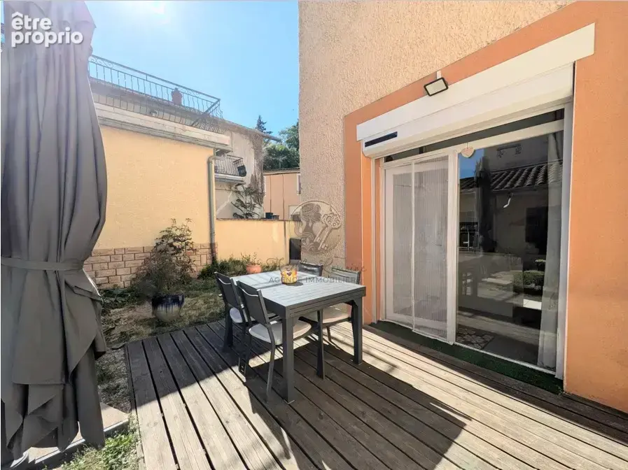 Appartement rénové avec terrasse, grande cour privative et stationnement à Sainte-Foy-lès-Lyon - photo 1