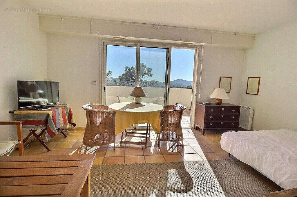 Appartement à ROQUEBRUNE-SUR-ARGENS