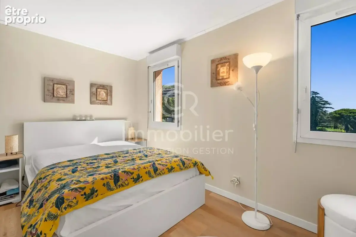 Cannes-La-Bocca – 2 pièces rénové avec vue mer, piscine et garage - photo 10