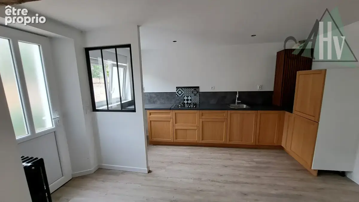 Proche SENS - Maison rénovée de 88 m2 avec 3 chambres, jardin et belle grange de 60 m2. - photo 3