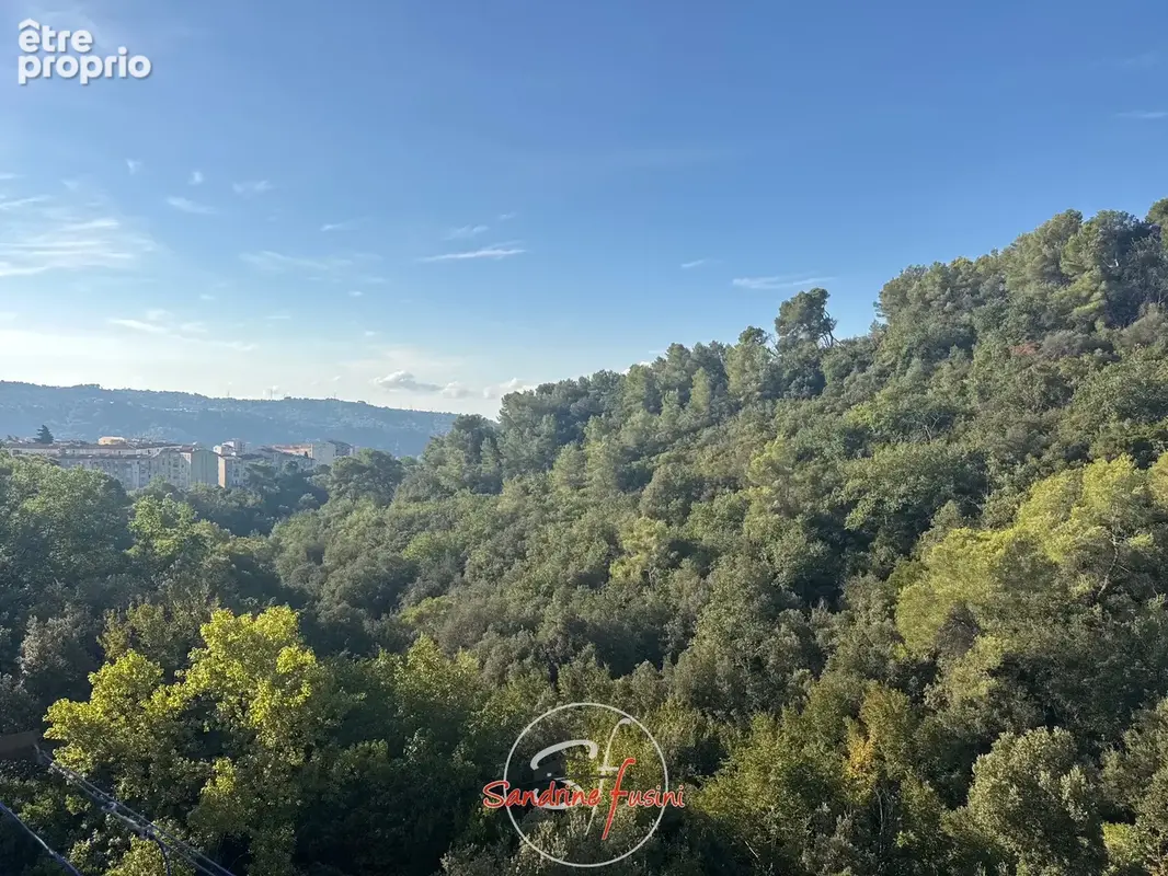 CARROS : Proche écoles et commerces, Beau 5 pièces traversant de 94 m2 - photo 4