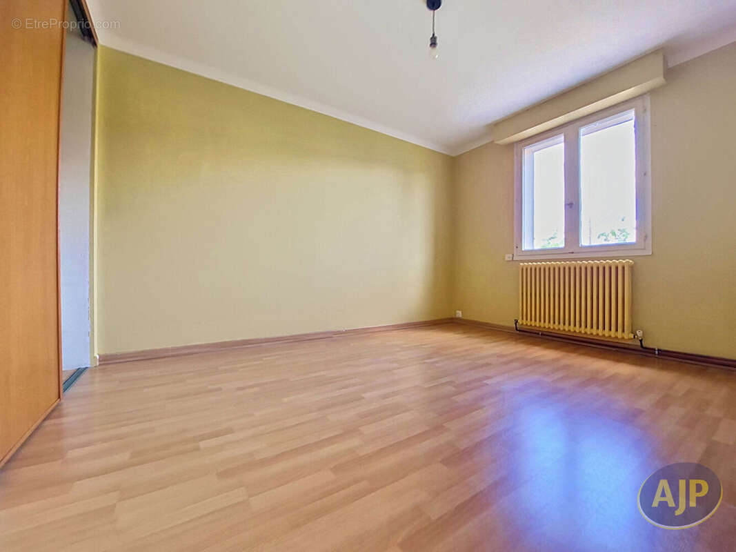 Exclusivité à La Roche-sur-Yon : Maison Familiale à Étage de 130 m² - photo 8