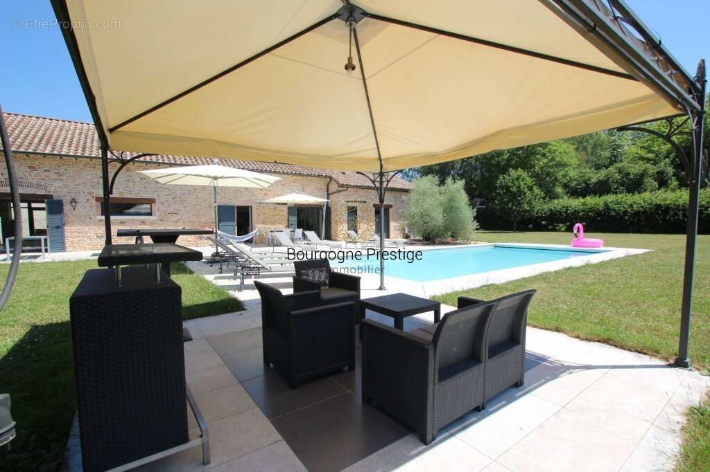 Elegante longere de caractere de 338 m² entierement renovee avec piscine et parc de 3108 m² - photo 3