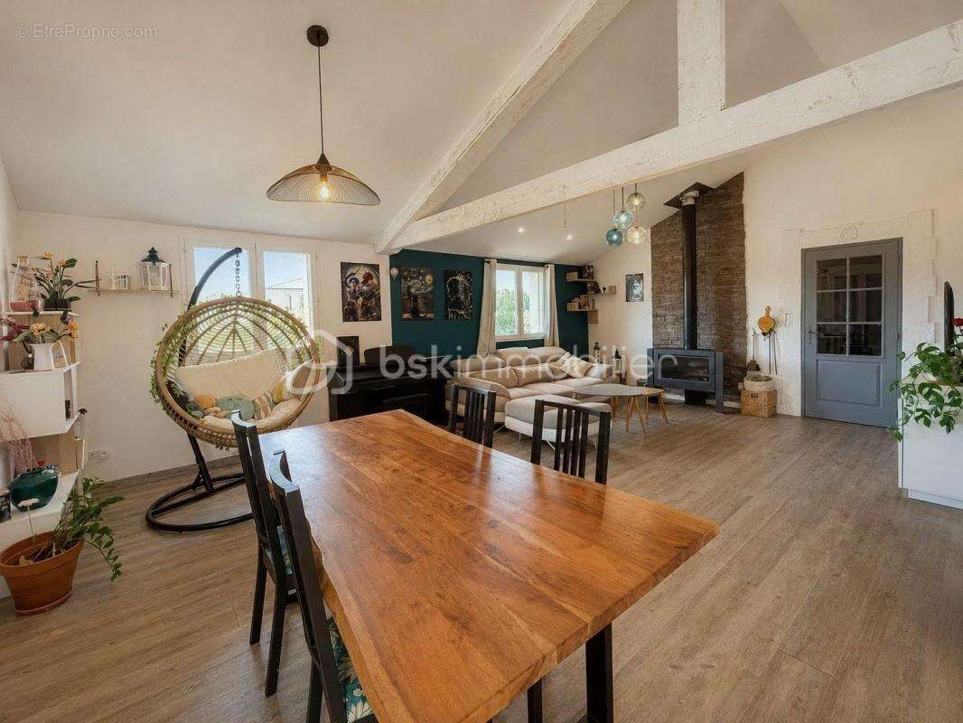 Maison familiale, ou bureaux, 8 pièces, lumineuse, au calme – Avec piscine, jardin, terrasses, grand espace de vie, grand parkin - photo 2