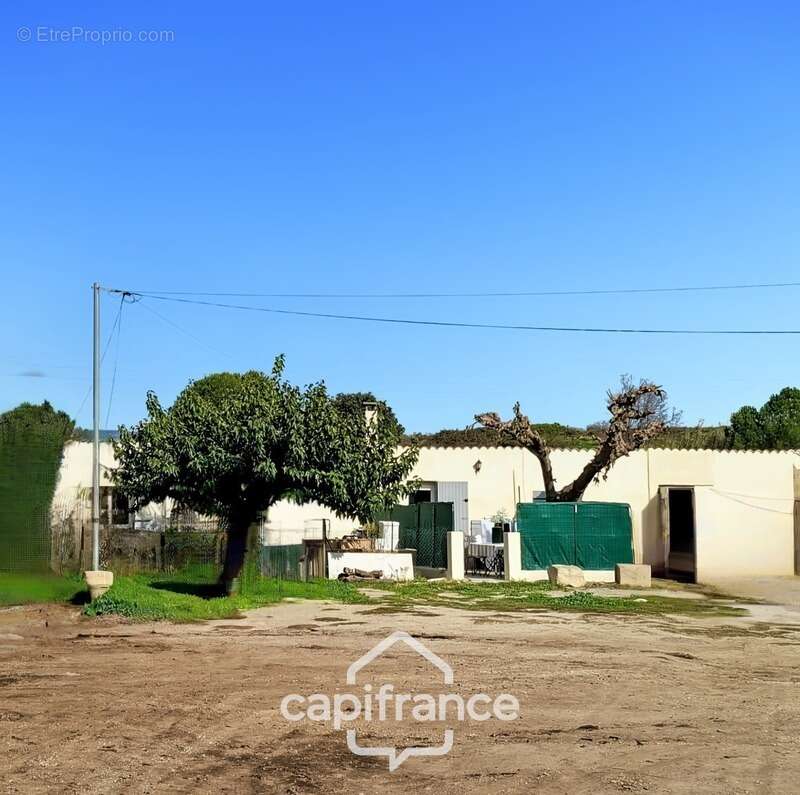 Alleins, maison de plain pied de   83m2 environ établie en zone agricole sur une parcelle de 3 400m2 m2 avec garage attenant - photo 24