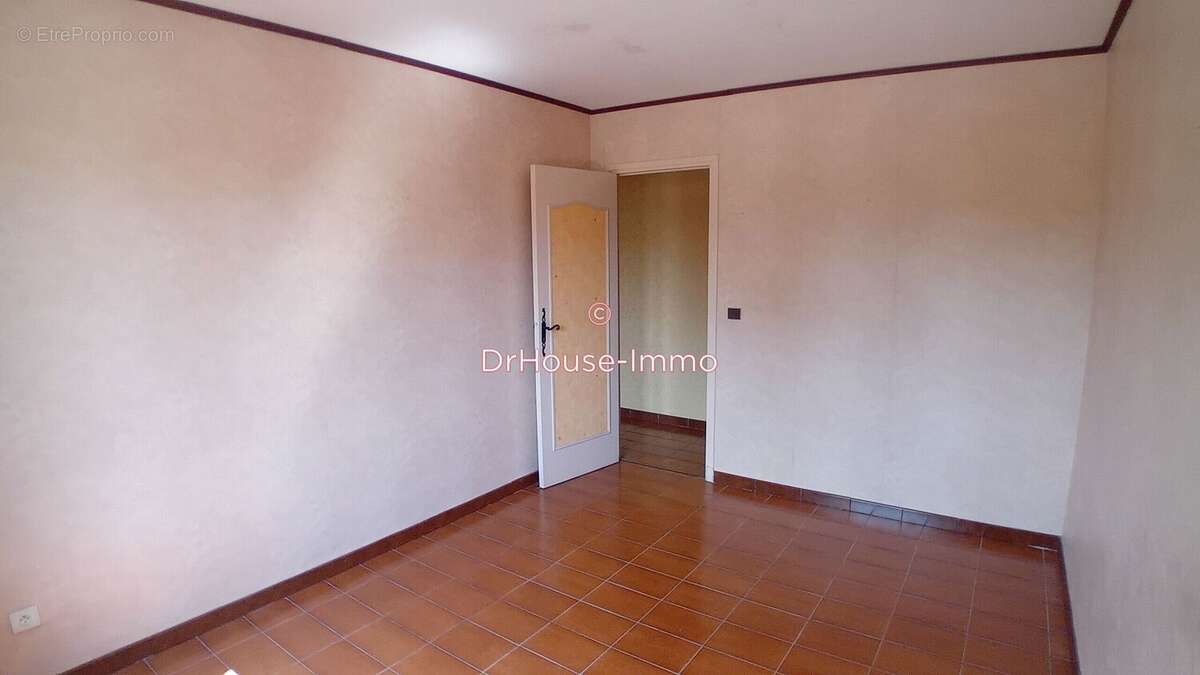Maison 129 m² à Saint-Julien-Les-Rosiers  - photo 9