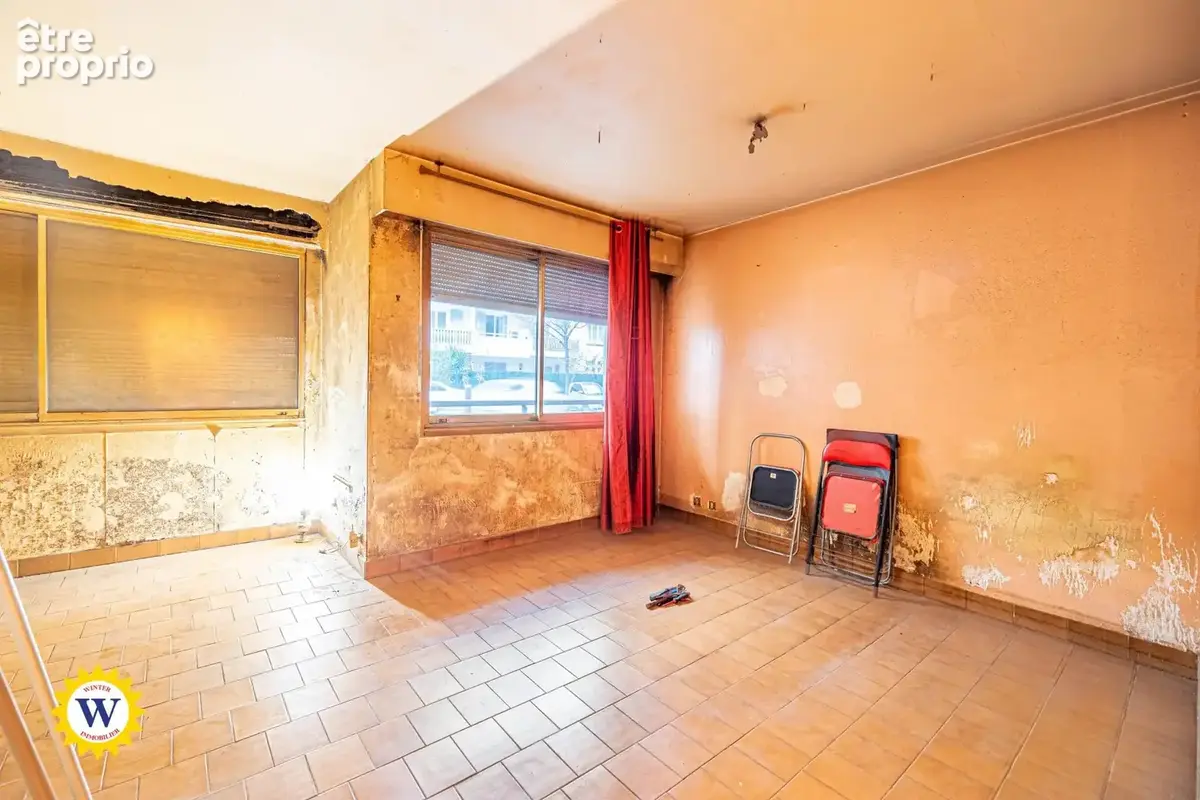 Grand studio à rénover – Beau potentiel de transformation - photo 3