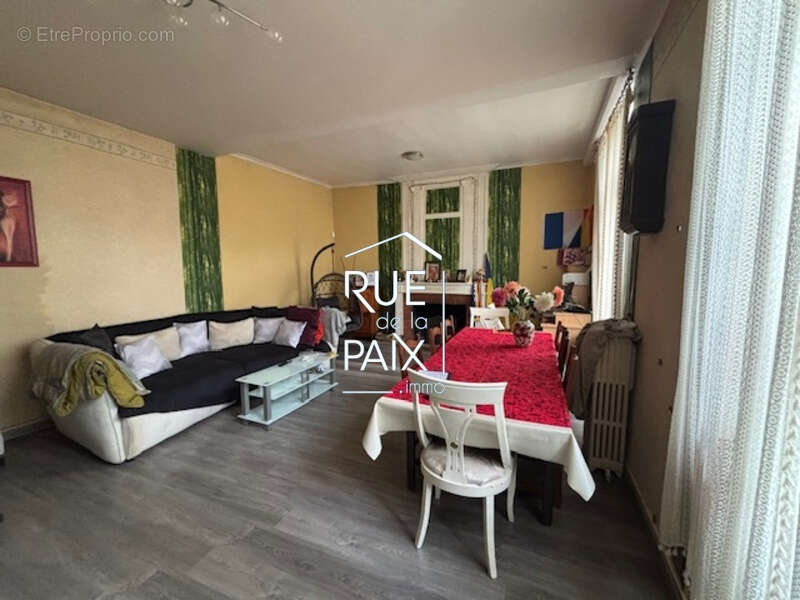 Maison à CHAMPDENIERS-SAINT-DENIS