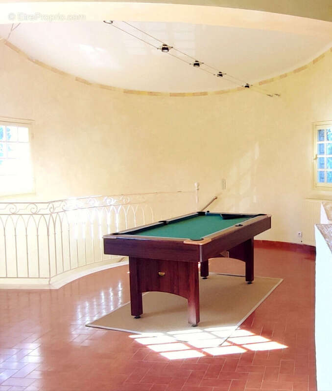 Maison Lorgues de 206 m² 4 chambres, un studio sur 6100 m² de terrain - photo 11