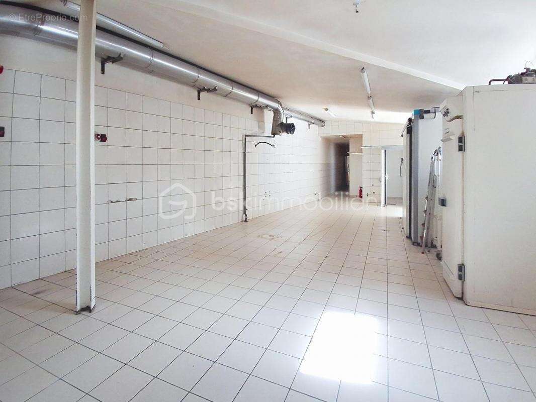 Commerce à PEZILLA-LA-RIVIERE