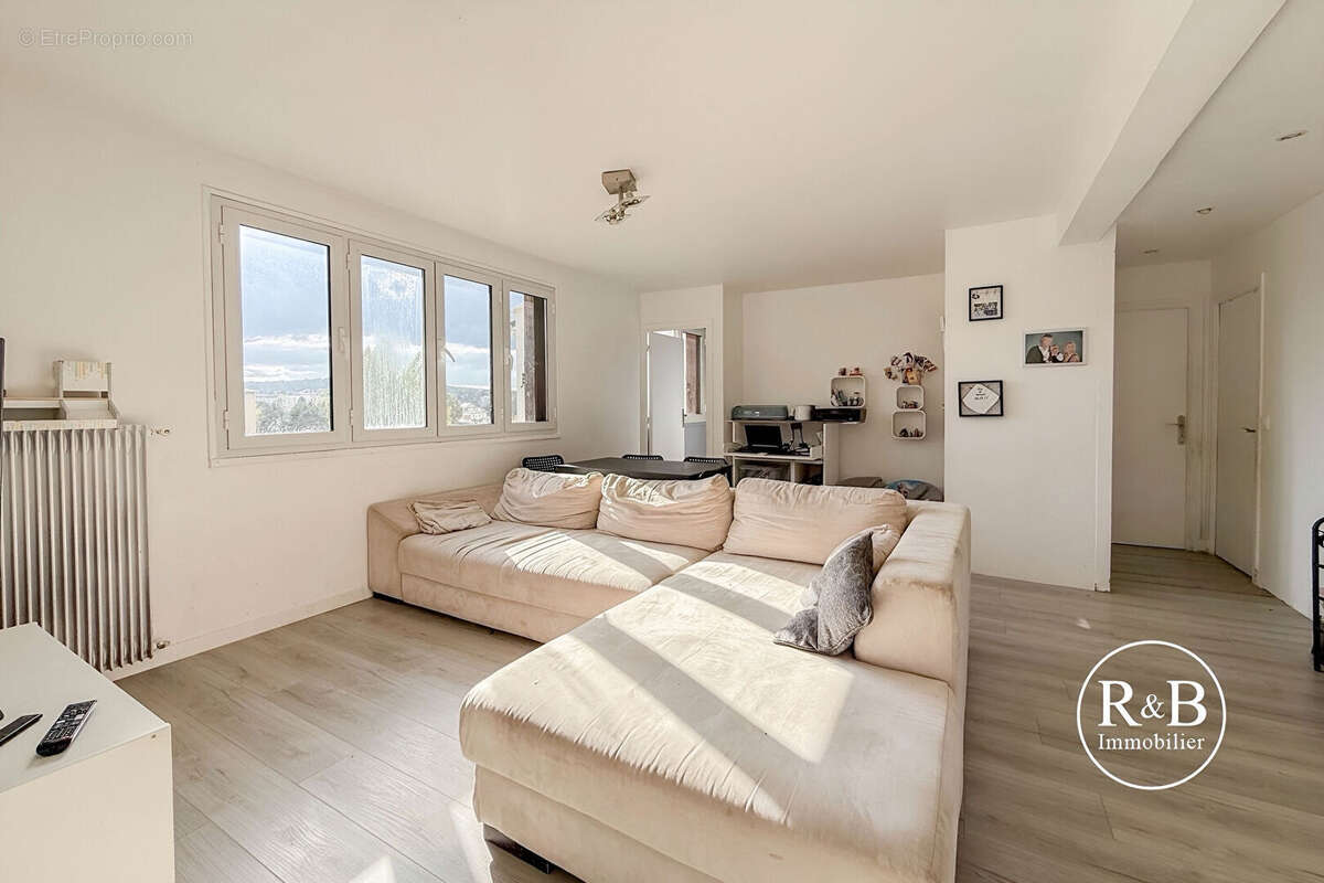 Appartement à LES CLAYES-SOUS-BOIS