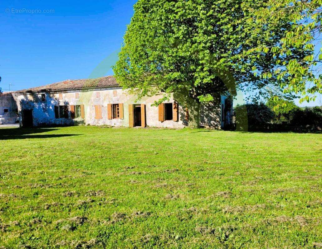 Maison à NIEUL-LE-VIROUIL