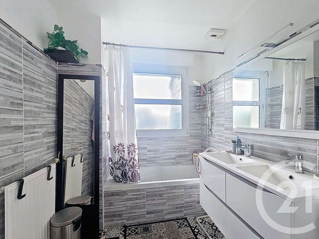 Maison à SAINT-JEAN-DE-LINIERES