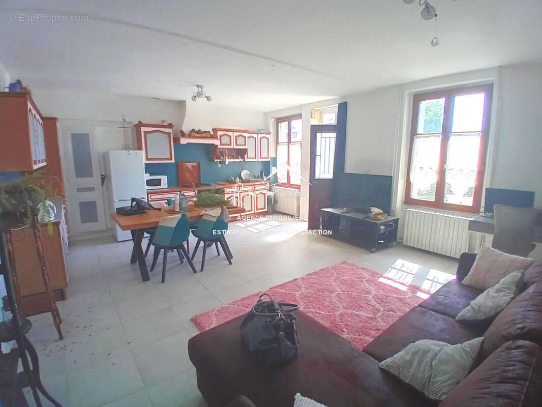 Pièce de vie ouverte sur cuisine A et E de 35 m2  - Maison à DESCARTES