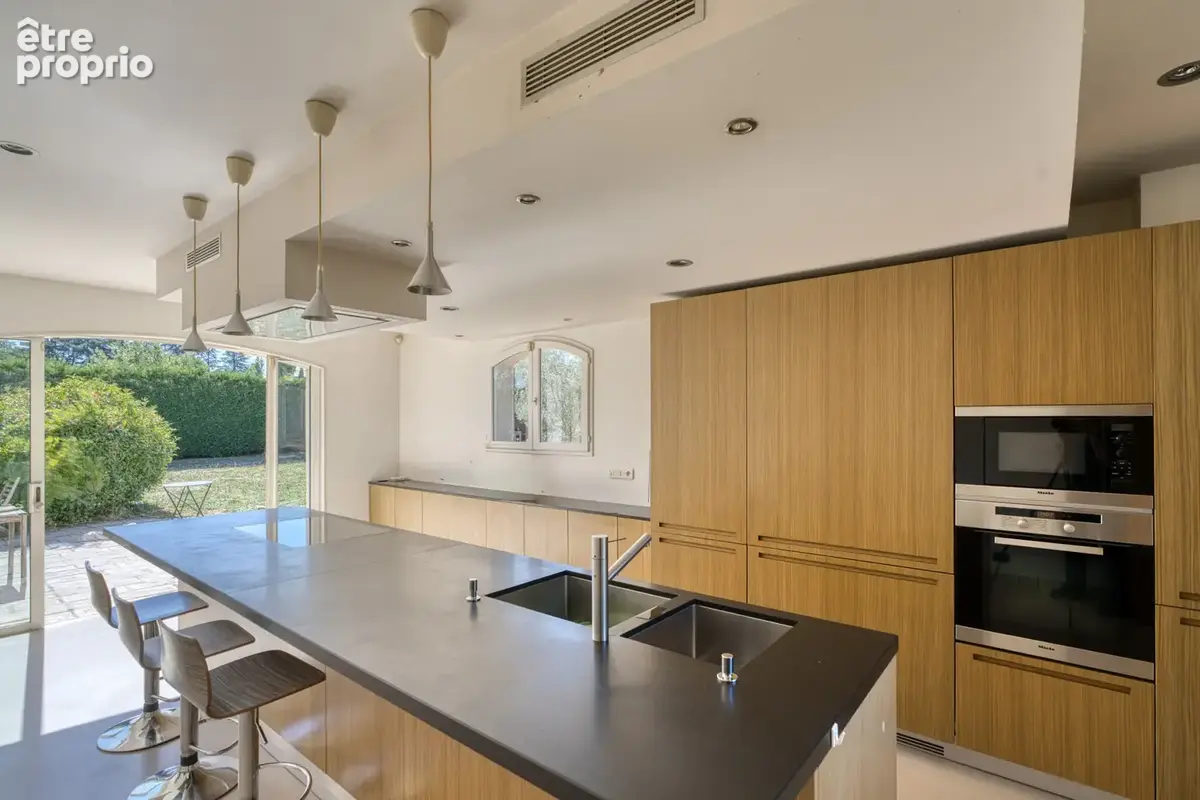 Proche commodités et calme pour cette maison climatisée avec piscine et s-sol complet - photo 4