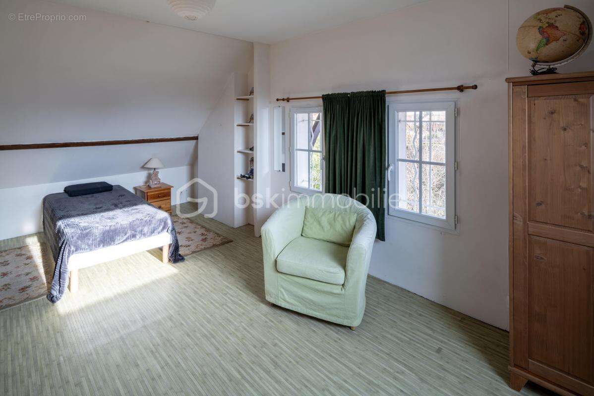 Maison de caractère  – 9 pièces, 7 chambres, sous-sol total – proximité rer d, commerces et écoles à pied - photo 16