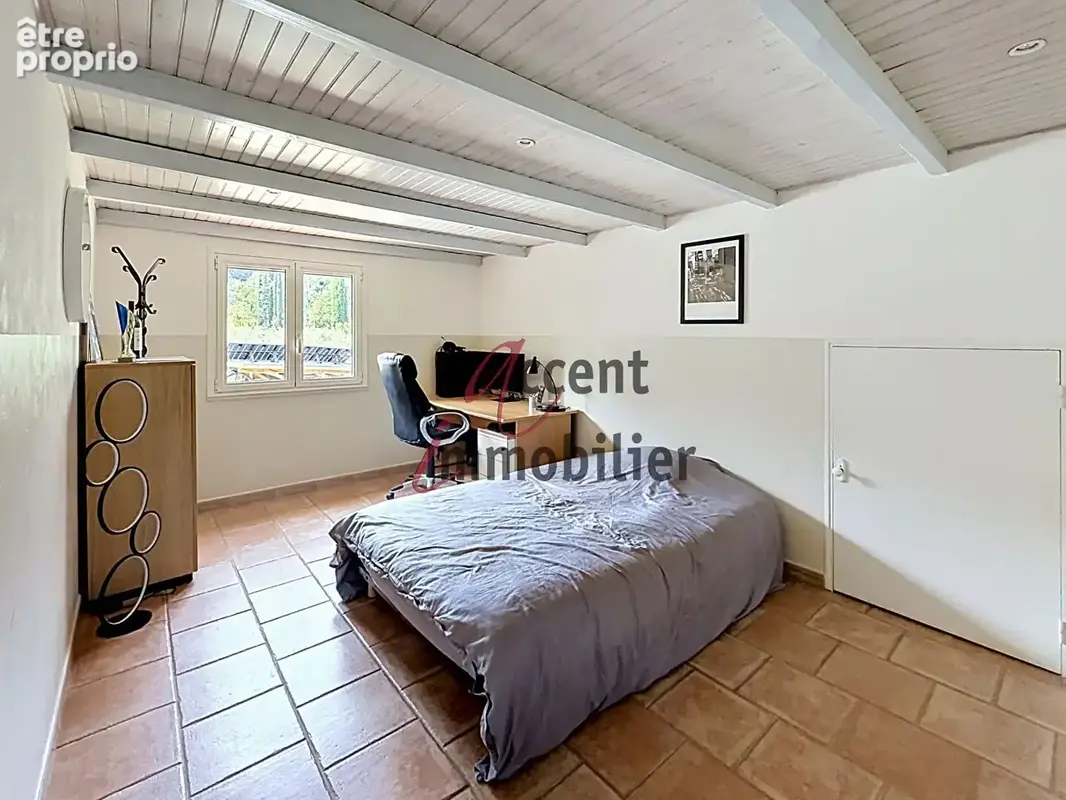 Villa en pleine nature sur les hauteurs de Cuges Les Pins. - photo 9