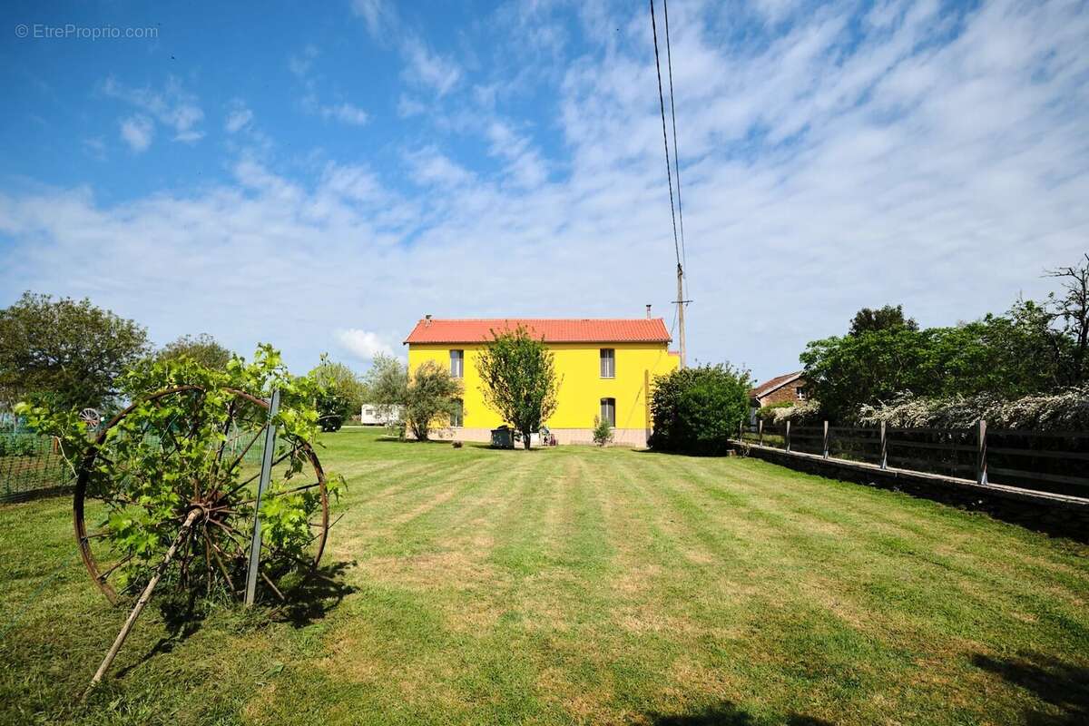 Maison en pierre écoénergétique avec potentiel de revenus, piscine et superbes jardins - photo 19