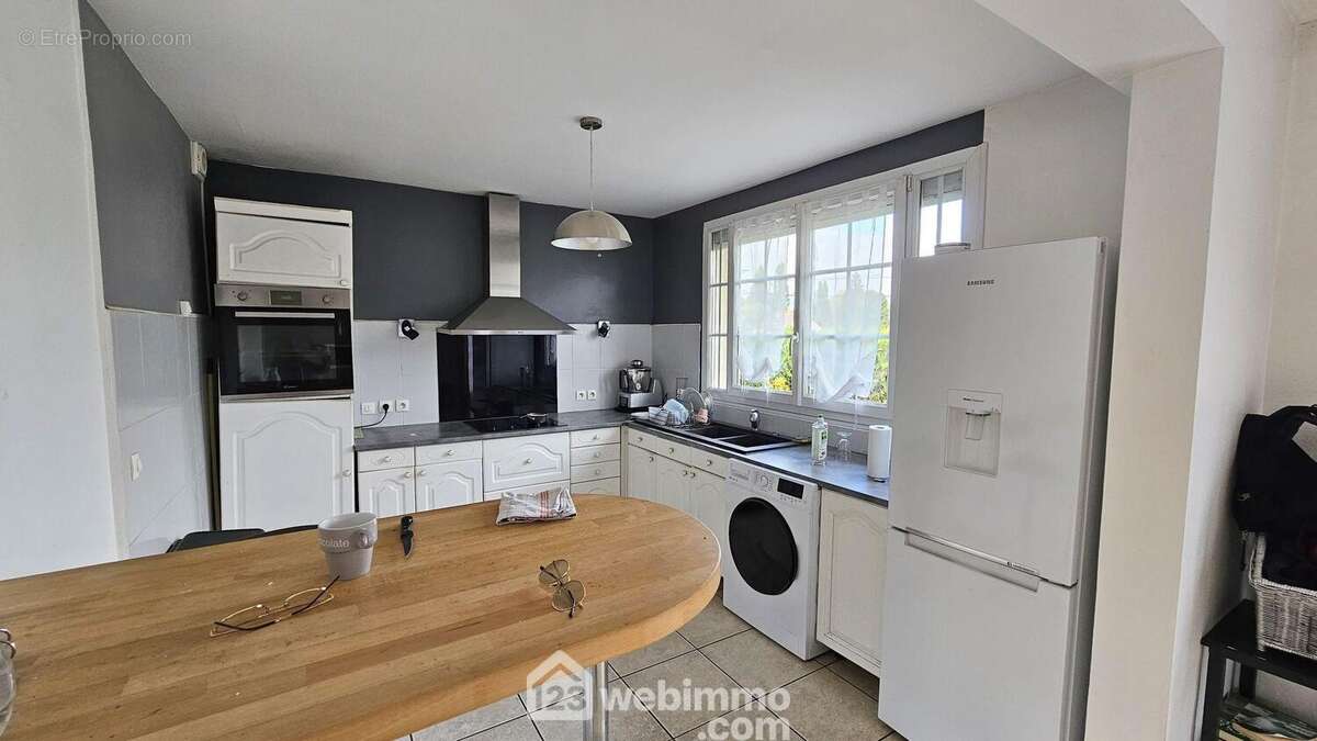 Une cuisine équipée et fonctionnelle. - Maison à ONCY-SUR-ECOLE