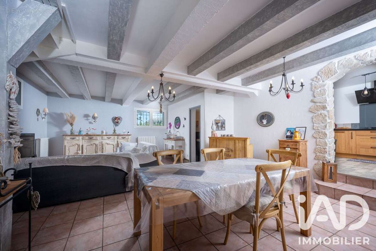Maison 138 m² à Senas  - photo 7