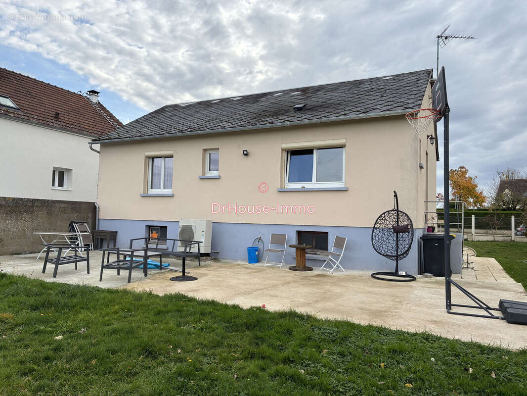 Maison à FONTAINE-LA-GUYON