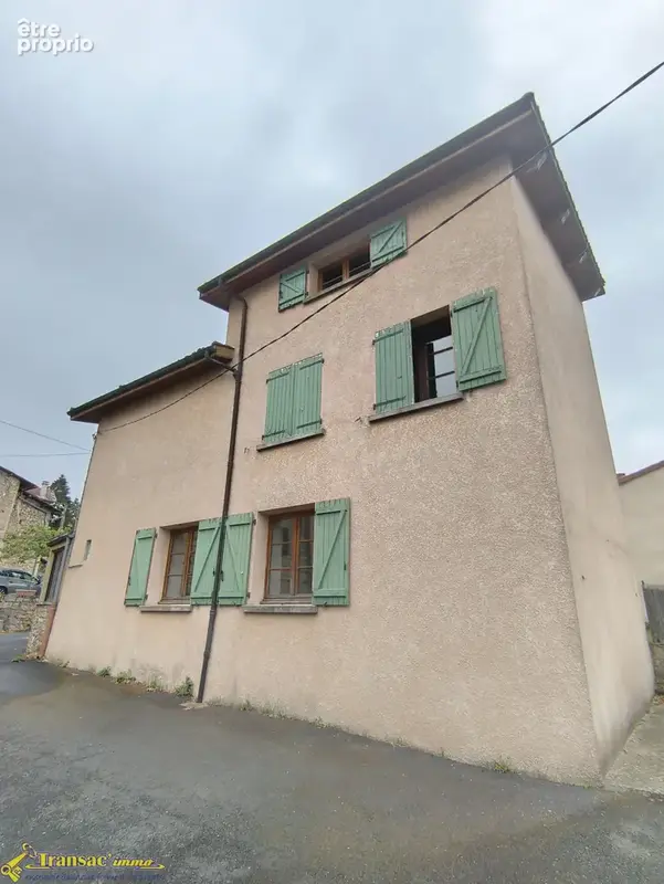 À Thiers, maison de village type F4 avec une grange non attenante avec terrain. - photo 11