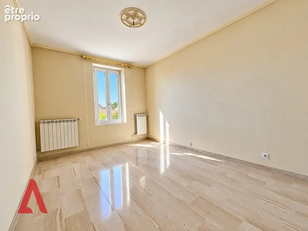 Élégante maison de caractère de 300 m²  Beaux volumes  Belle hauteur sous plafond - photo 13