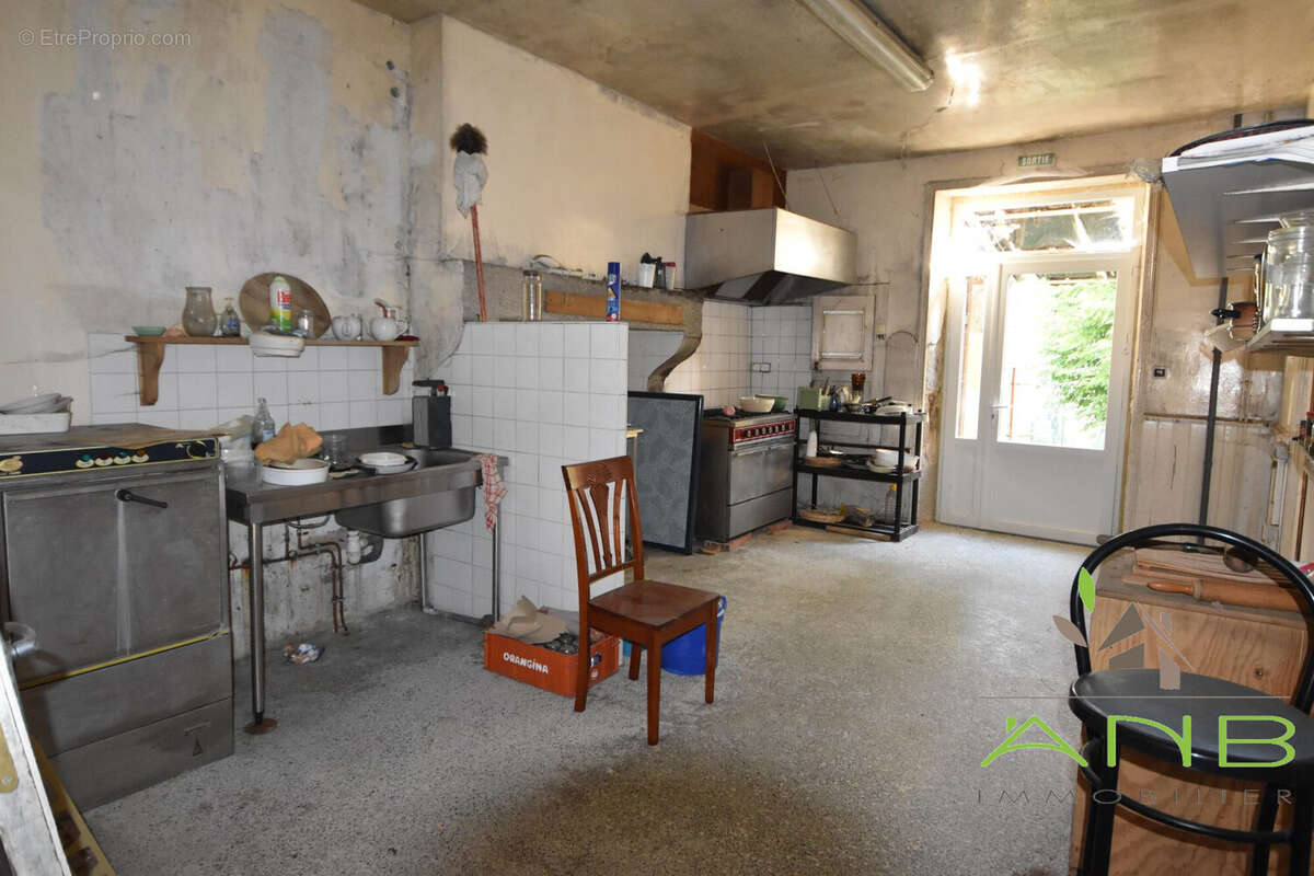 Maison 300 m² à Piegut-Pluviers  - photo 4